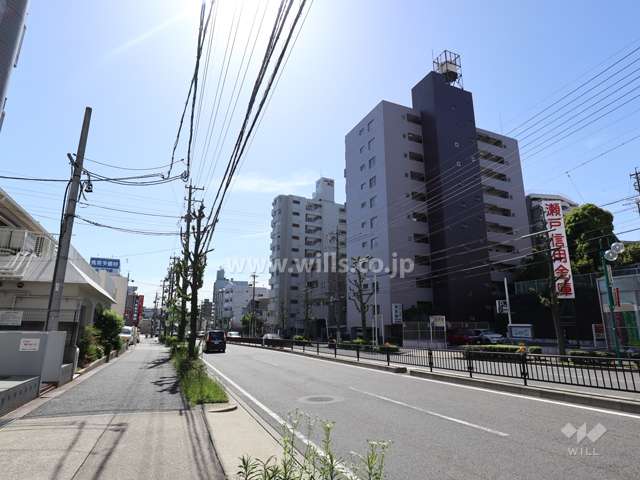 ユニーブル神丘の遠景(北西側から)周辺はマンションと商業ビル等が混在するエリアです。前面道路は片側二車線のバス通りです。