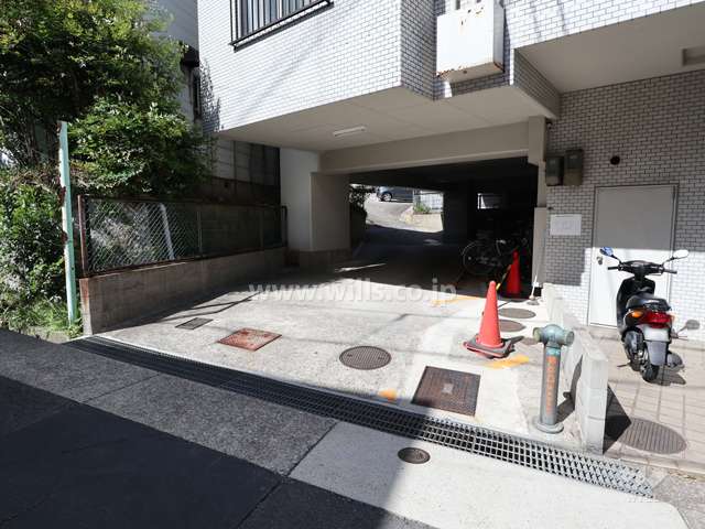 駐車場出入り口