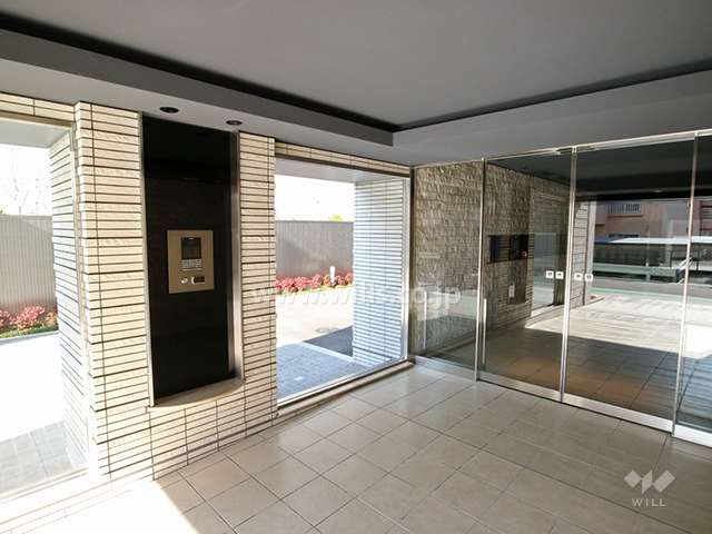 エントランスはオートロック付きです。