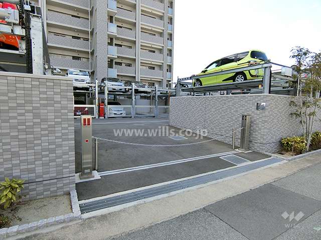 駐車場入り口（ロボットゲート付き）