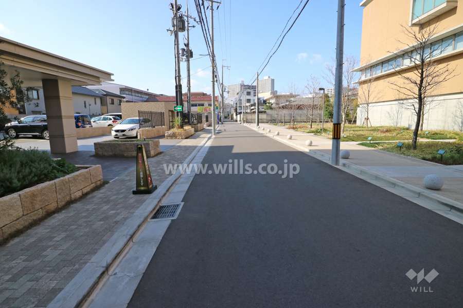 敷地西側の前面道路