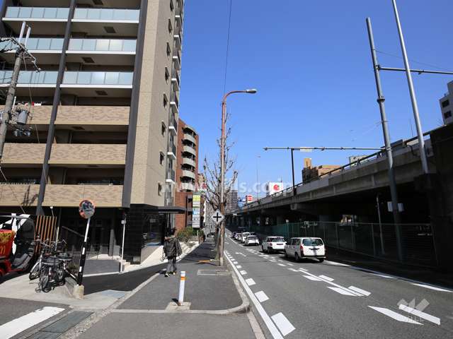 敷地東側は新御堂筋、新御堂筋に側道に面しています。