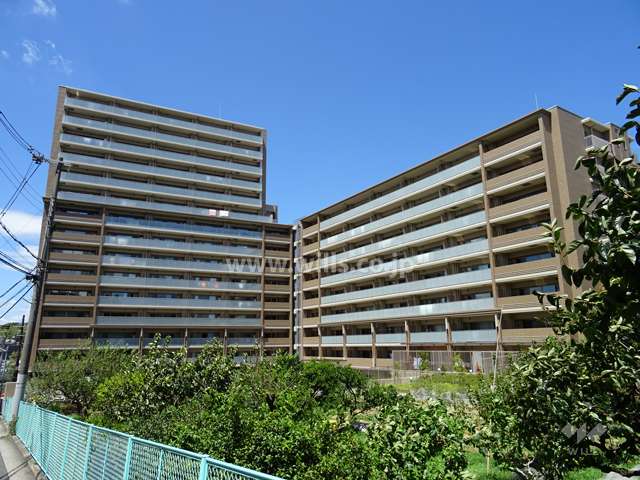サンメゾン緑地公園アベニューの外観（南西側から）