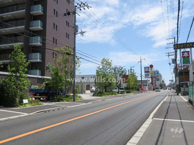 前面道路とマンション建物一部