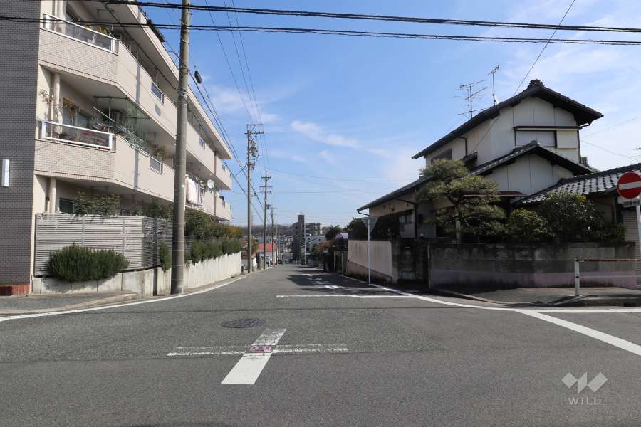 物件の南側前面道路（西側から）