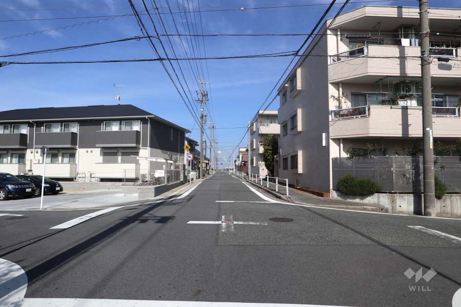 物件の西側前面道路（南側から）