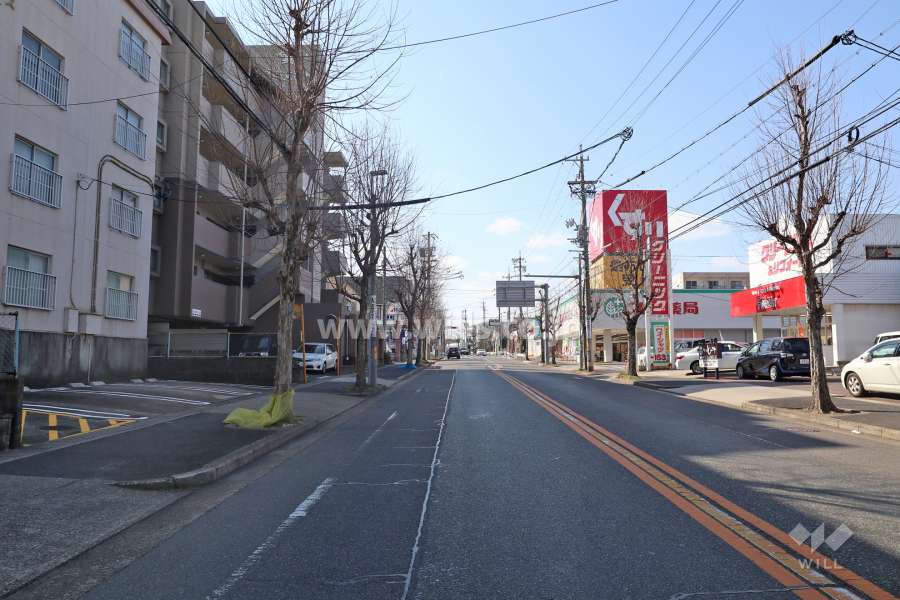 物件の北側前面道路（東側から）