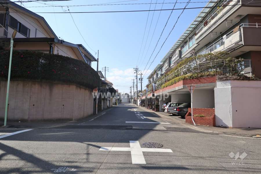 物件の南側前面道路（東側から）