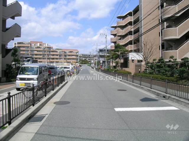 マンションの前面道路。周辺はマンションが立ち並ぶ住宅地です。