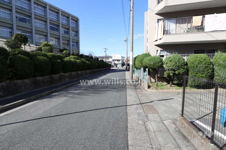 敷地西側の前面道路