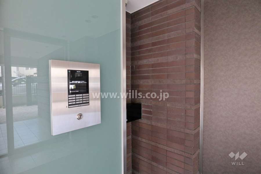 エントランスはオートロック付きです。