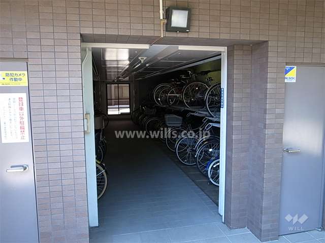 敷地東側の前面道路。周辺は生け垣あるお屋敷が多く立ち並んでいます。