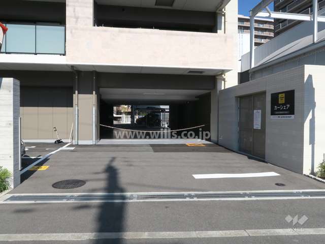 駐車場出入り口（ロボットゲート付き）