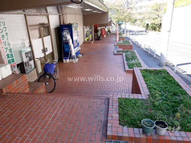 店舗前はタイル張りの通路