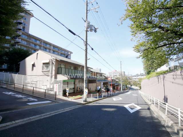 ローレルハイツ千里6号棟の遠景（北東側から）