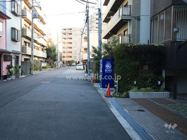 敷地西側の前面道路