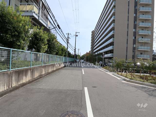 敷地東側の前面道路