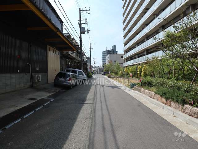 敷地南側の前面道路