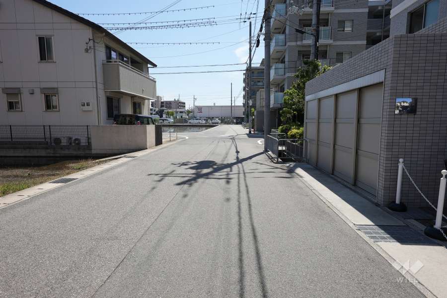 敷地北側の前面道路（西側から）