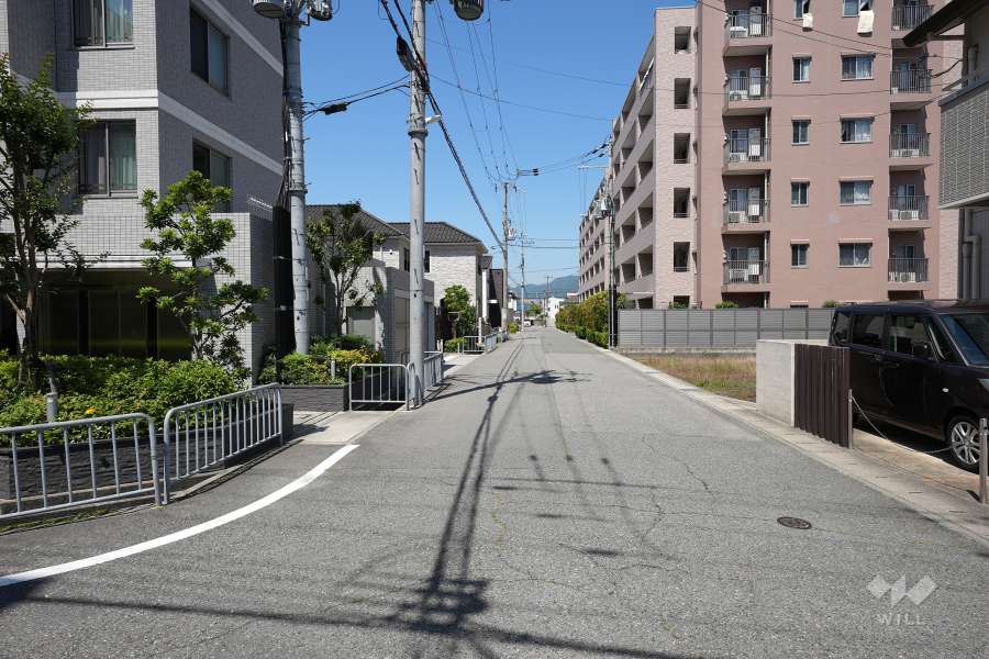 敷地北側の前面道路（東側から）