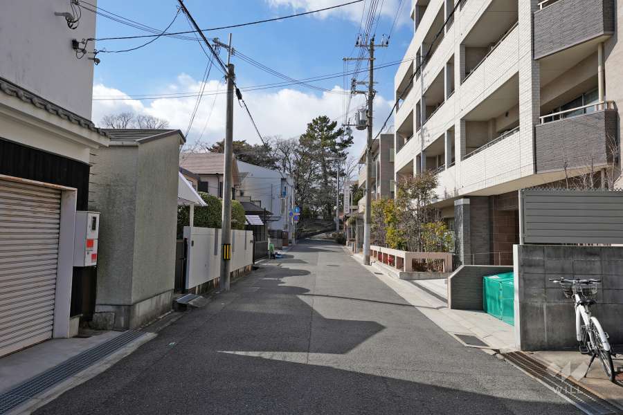 敷地南側の前面道路（東側から）