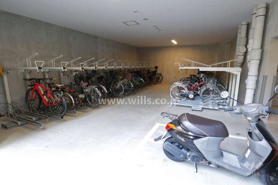 バイク置場と駐輪場