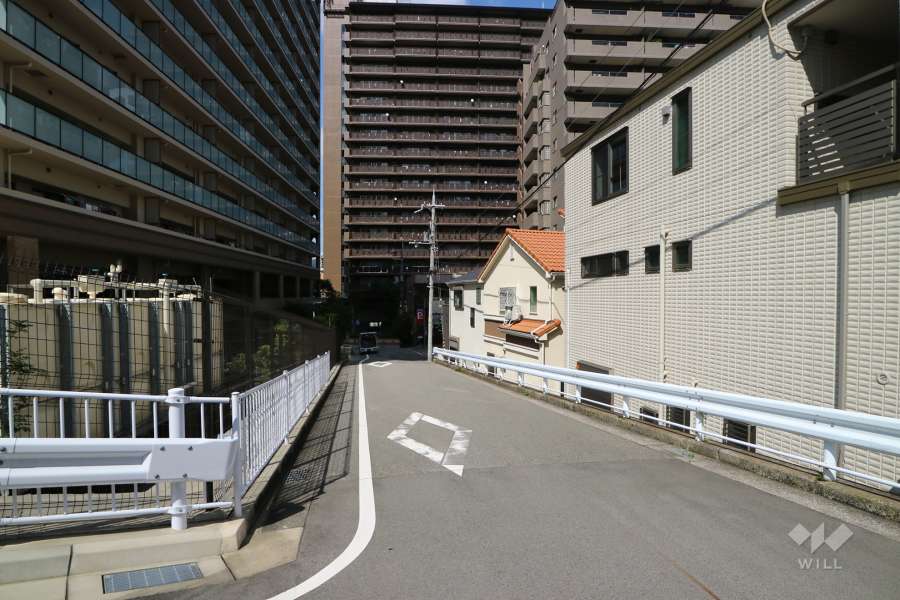 物件の南東側前面道路(南西側から)