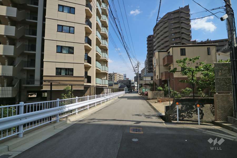 敷地南東側の前面道路(南西側から)