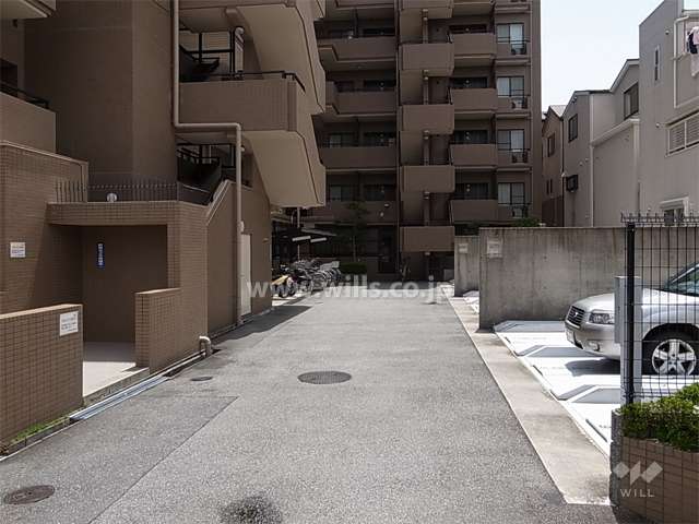 敷地内駐車場（機械式）と駐輪場