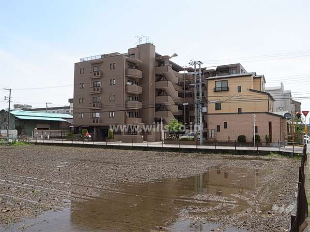 コスモ豊中曽根の外観（北西側から）　周辺には一戸建てが中心に立ち並んでます。