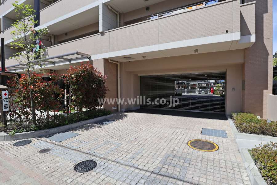 駐車場入り口(リングシャッター付き)