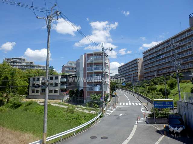 周辺は田畑や竹林も残る緑の多い住宅地です。