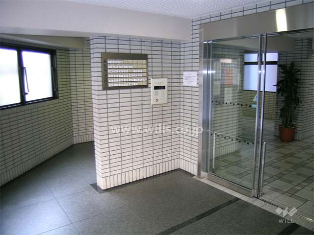 エントランスはオートロック付きです。
