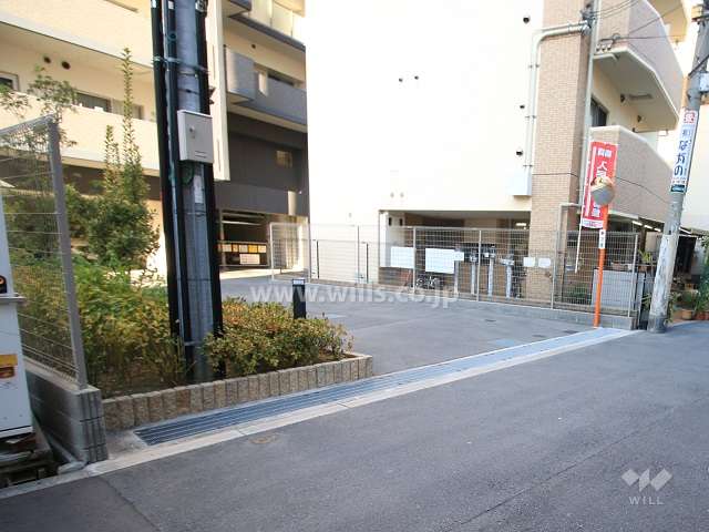 駐車場出入り口