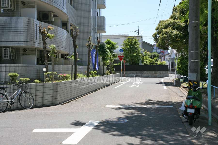 敷地西側の前面道路