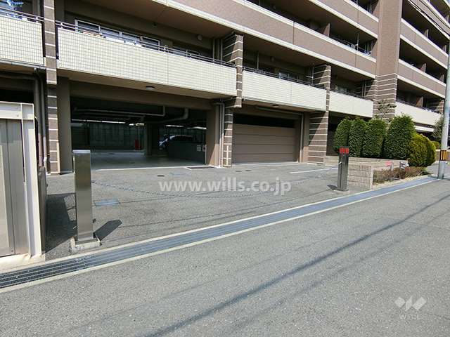 駐車場出入り口（ロボットゲート付き）