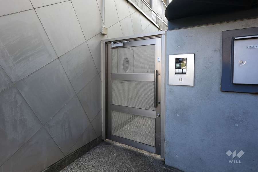 エントランスはオートロックです。