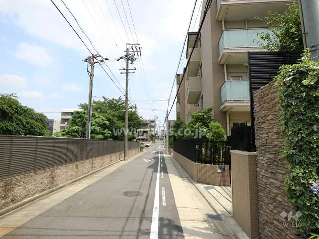 敷地西側の前面道路（南側から）