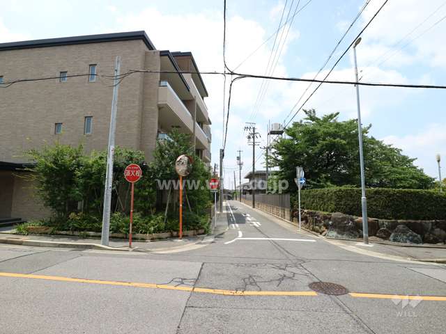 敷地西側の前面道路（北側から）