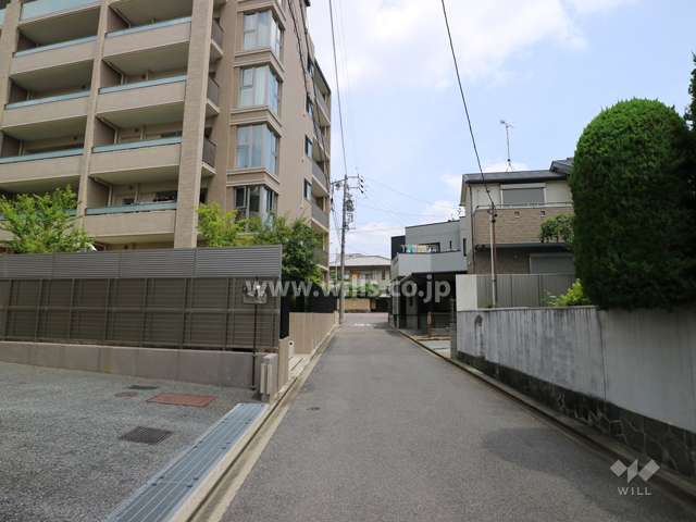 敷地東側の前面道路（南側から）