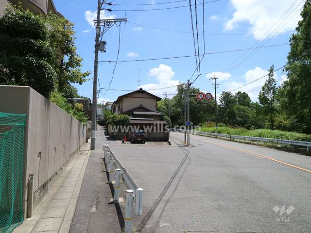 敷地の南側前面道路（西側から）