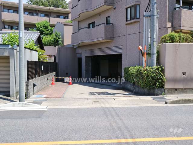 駐車場出入り口