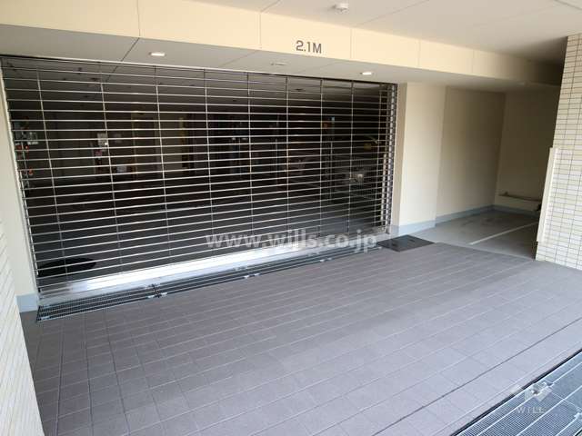 駐車場の出入口(リングシャッター付き)