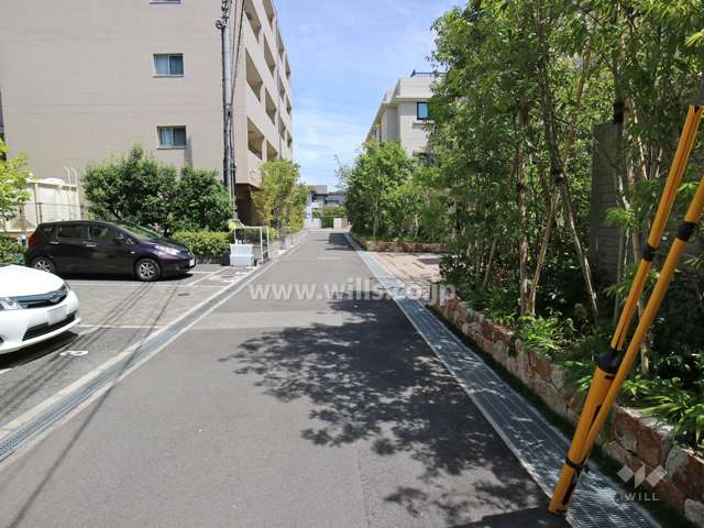 物件の北側前面道路（西側から）