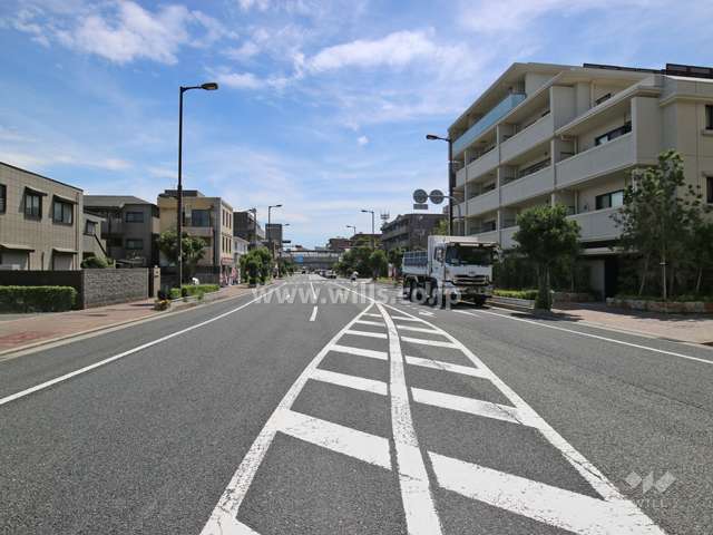 物件の東側前面道路（北側から）