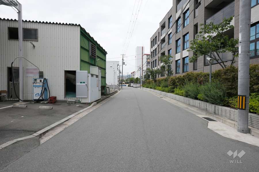 敷地南側の前面道路（東側から）