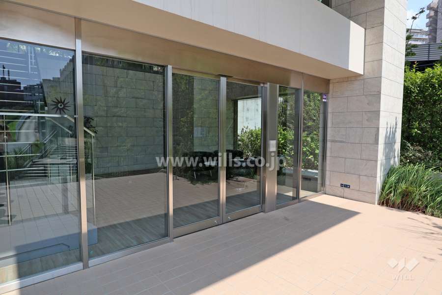 エントランスはオートロック付きです。