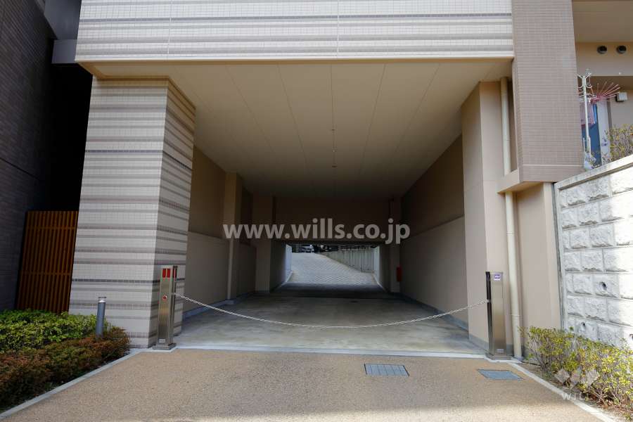 駐車場の出入り口（ロボットゲート付き）