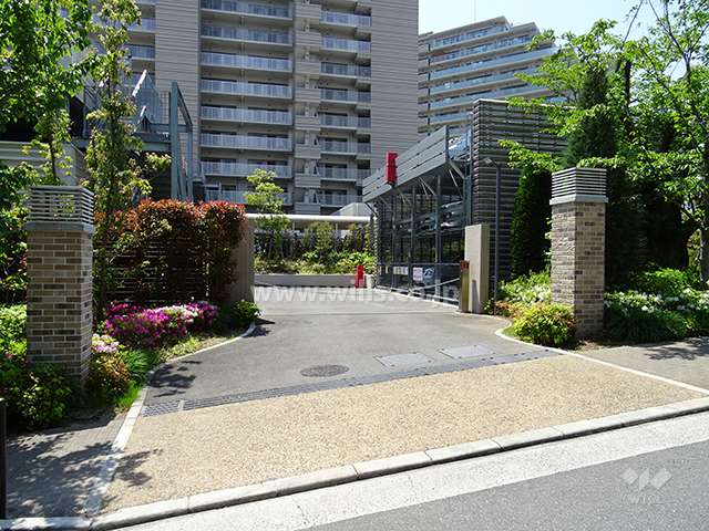 駐車場出入り口