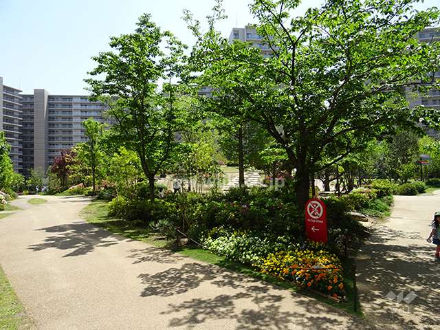 Ｅ棟の南側にある敷地内の公園